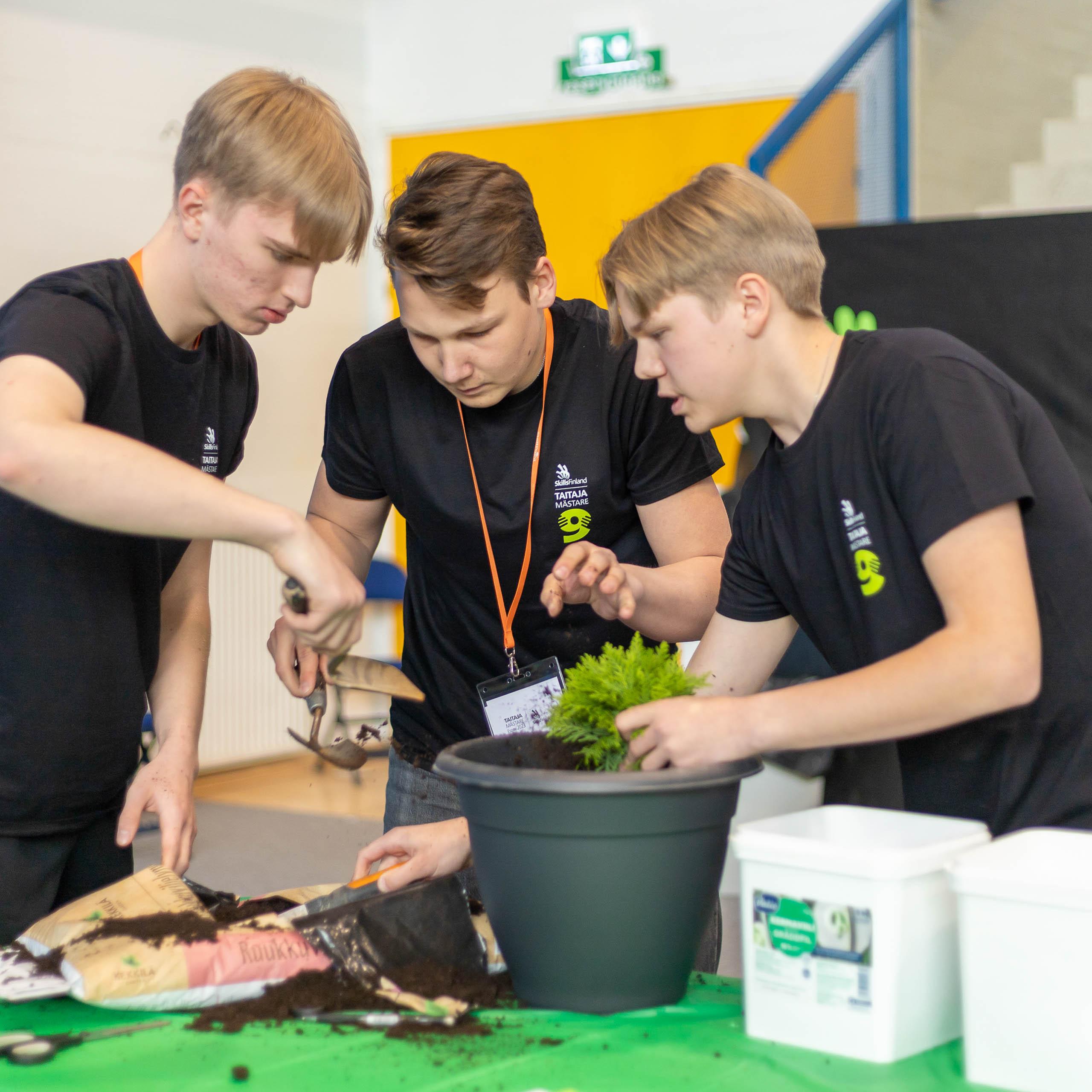 Taitaja9 competitors planting a plant